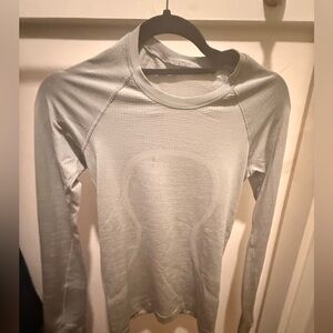 Lululemon Women's Size 4 Gray Hip Length Long Sleeve Swiftly Top